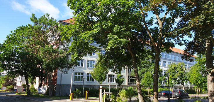 Institutsgebäude-Einfahrt